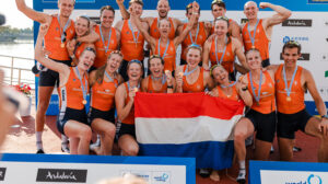 Gouden achten op het WK roeien met Lisanne (onderste rij, vierde van links) en Jonna (middelste rij, midden) (foto: Suzanne Ottenheym).
