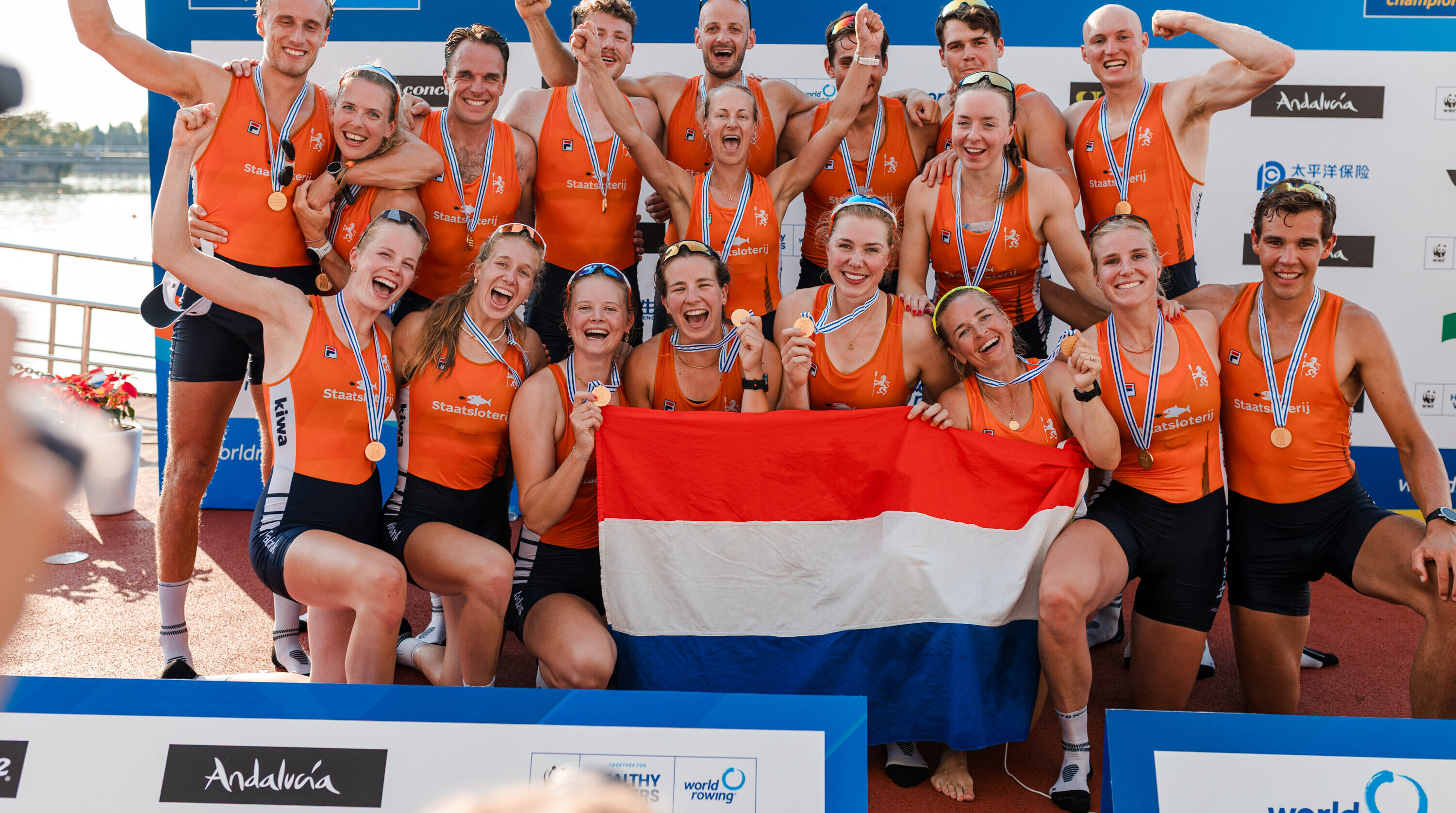 Gouden achten op het WK roeien met Lisanne (onderste rij, vierde van links) en Jonna (middelste rij, midden) (foto: Suzanne Ottenheym).